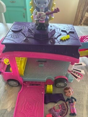 Disney Vampirina Ghoul Girls Rockin Tour Bus Lights Sound Stage + Figures